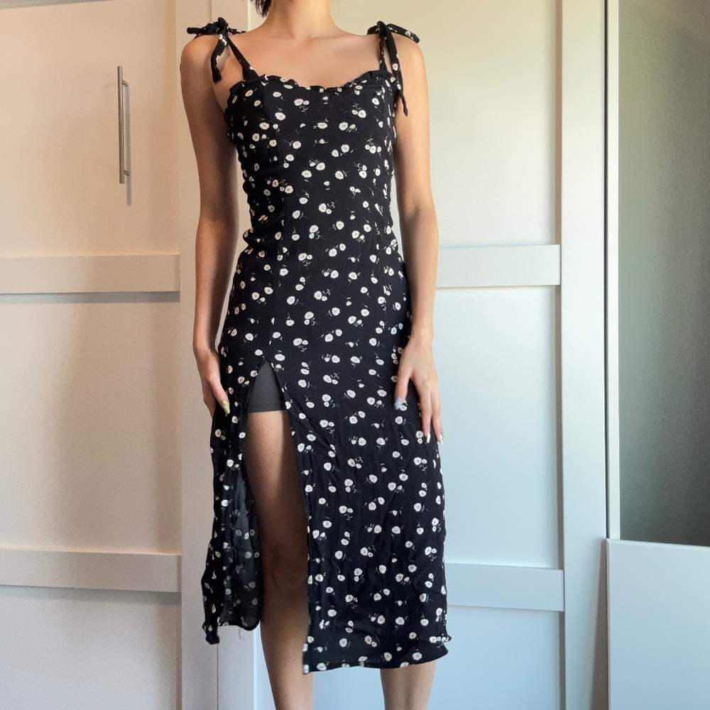 A black summer daisy dress